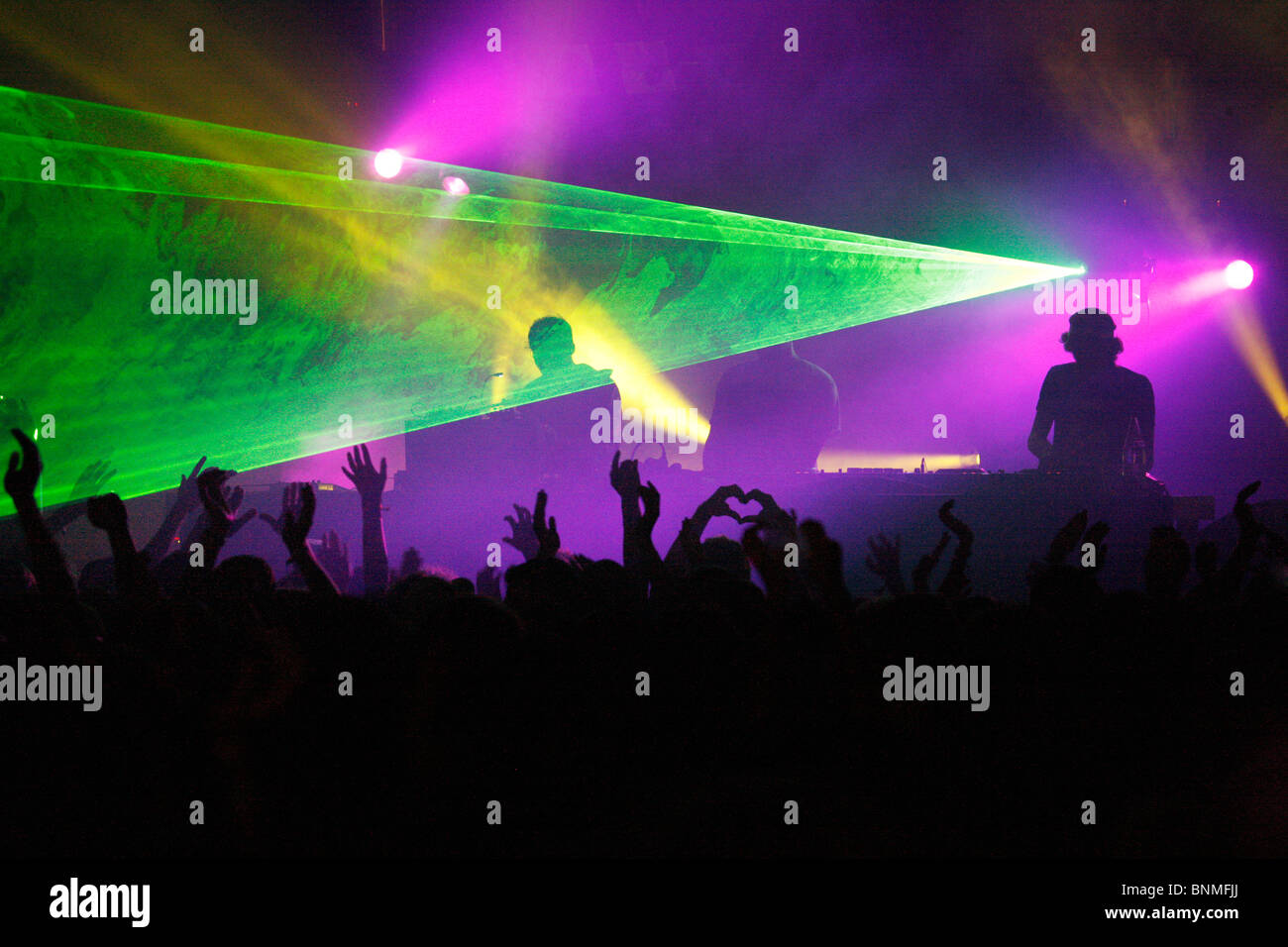 Il festival di musica musica dance music band bandstand celebrazione festa festa festival marquee illuminazione festosa festa notturna Foto Stock