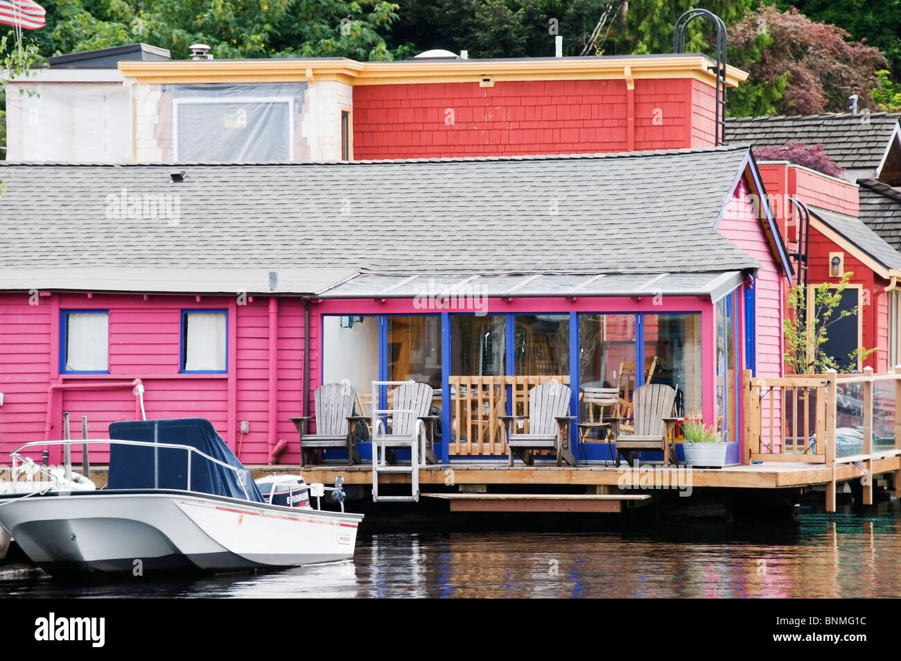 Residenziale colorata casa galleggiante sull'acqua sul Lago Union vicino al  centro cittadino di Seattle, Washington Foto stock - Alamy