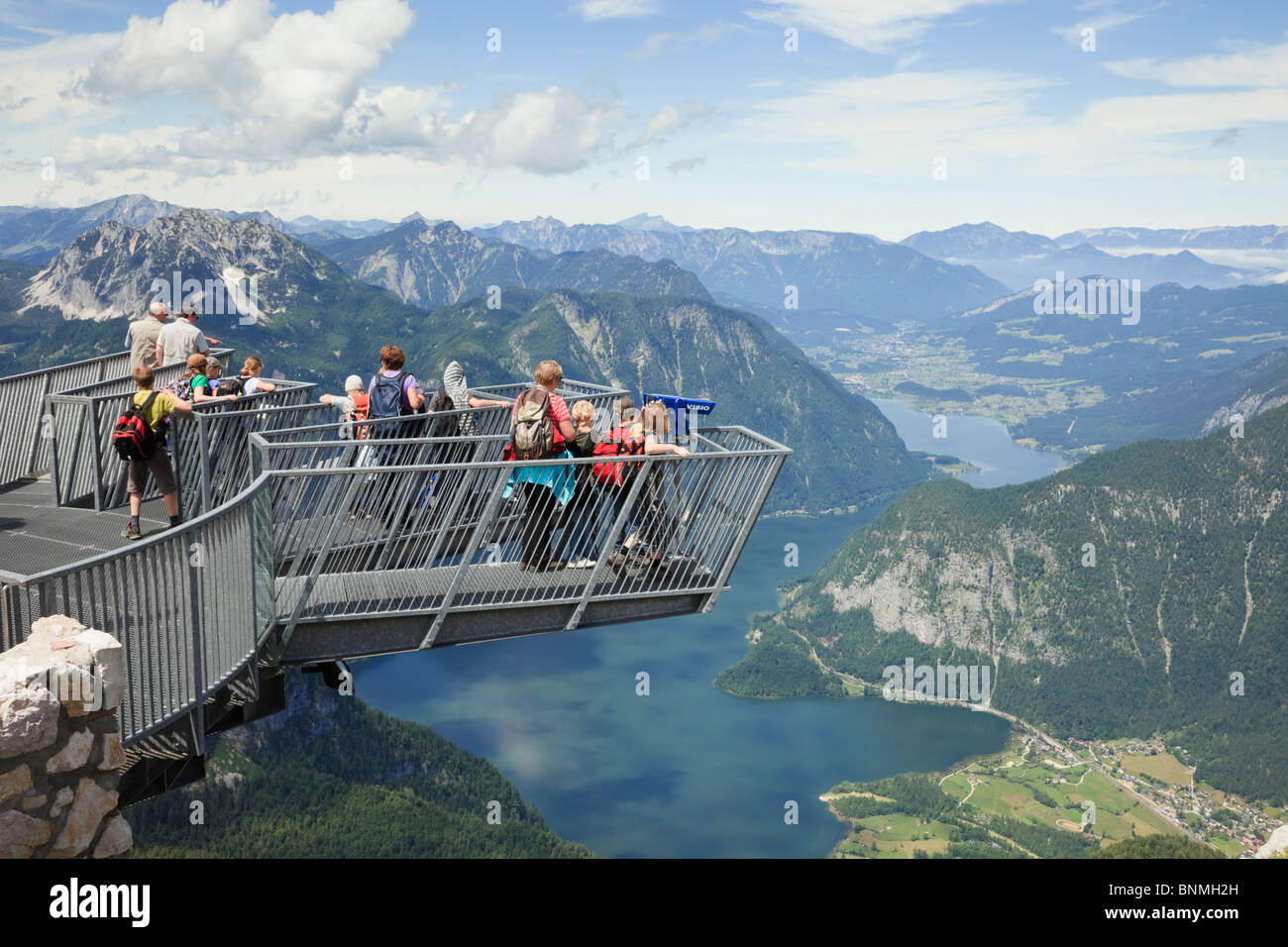 Bambini su 5dita piattaforma di osservazione sul Krippenstein mountain al Dachstein sito Patrimonio Mondiale che si affaccia sul lago Hallstattersee Salzkammergut Austria Foto Stock