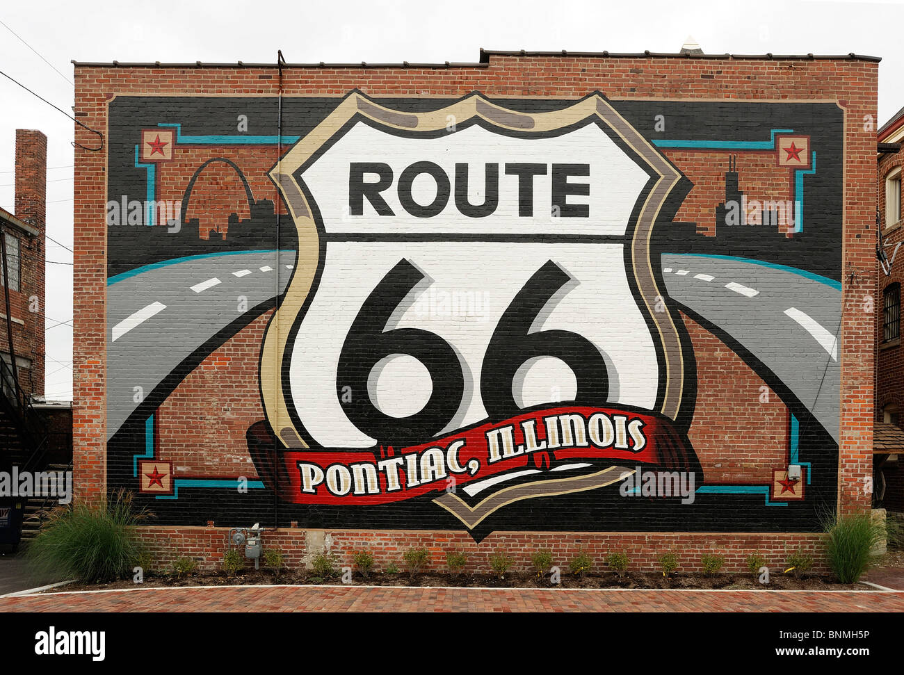 Route 66 percorso murale 66 nostalgia Pontiac Illinois USA la targhetta simbolo America Nord America Foto Stock