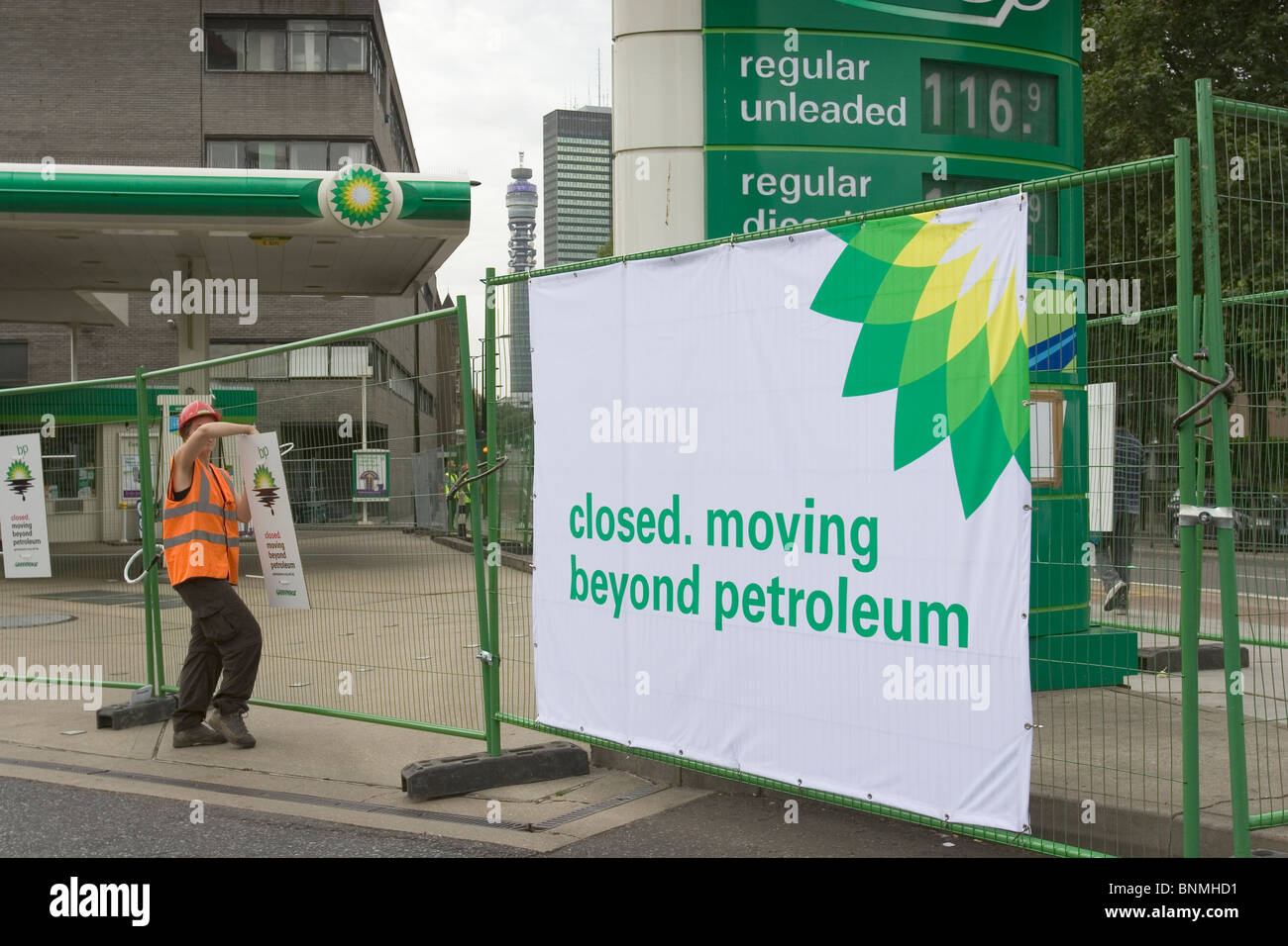 Stazione di benzina BP, cortile chiuso da BP attivisti, Londra, Regno Unito. 27Luglio 2010 Foto Stock