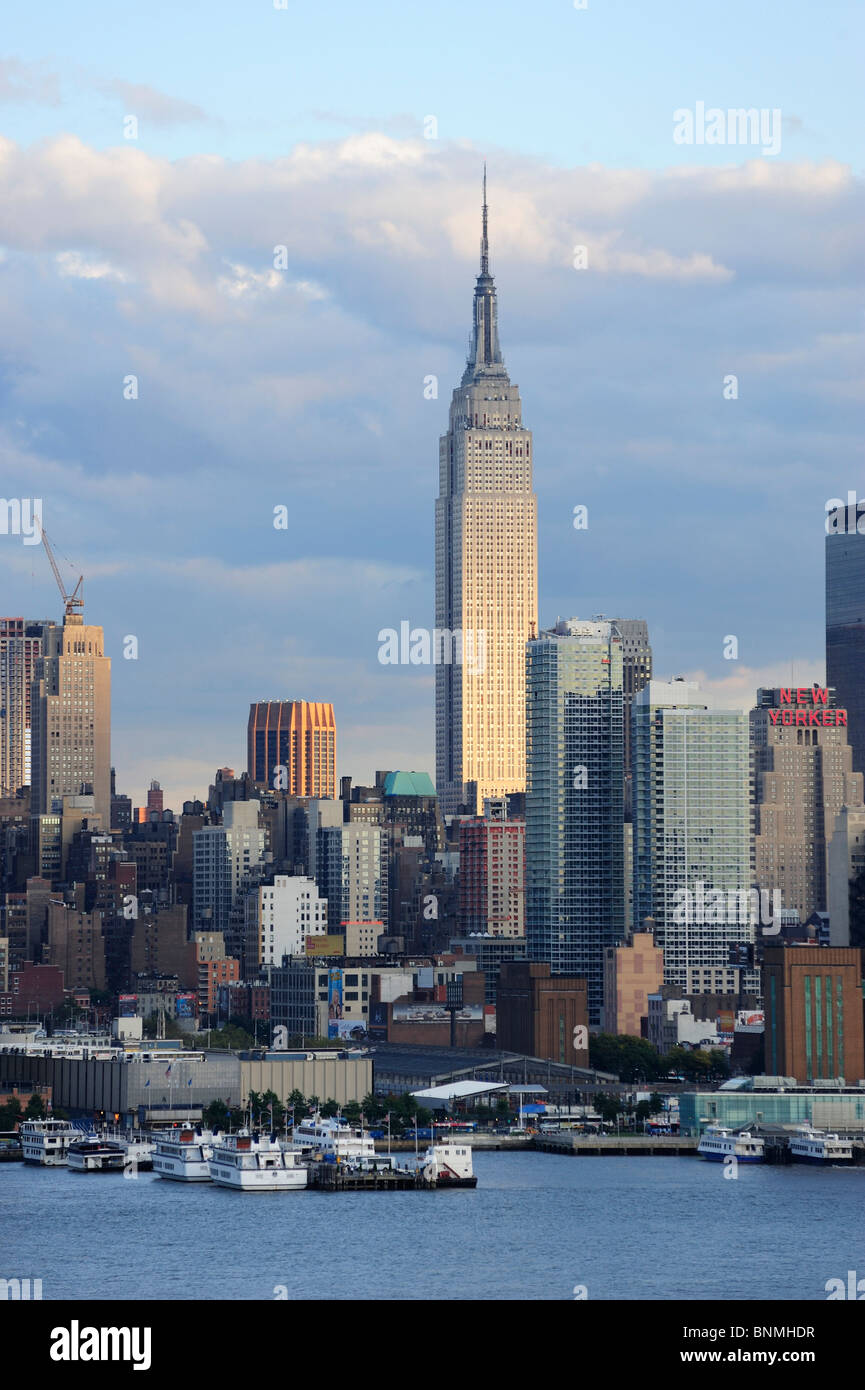 Skyline del Fiume Hudson Manhattan Empire State Building di New York City USA America Nord America Foto Stock