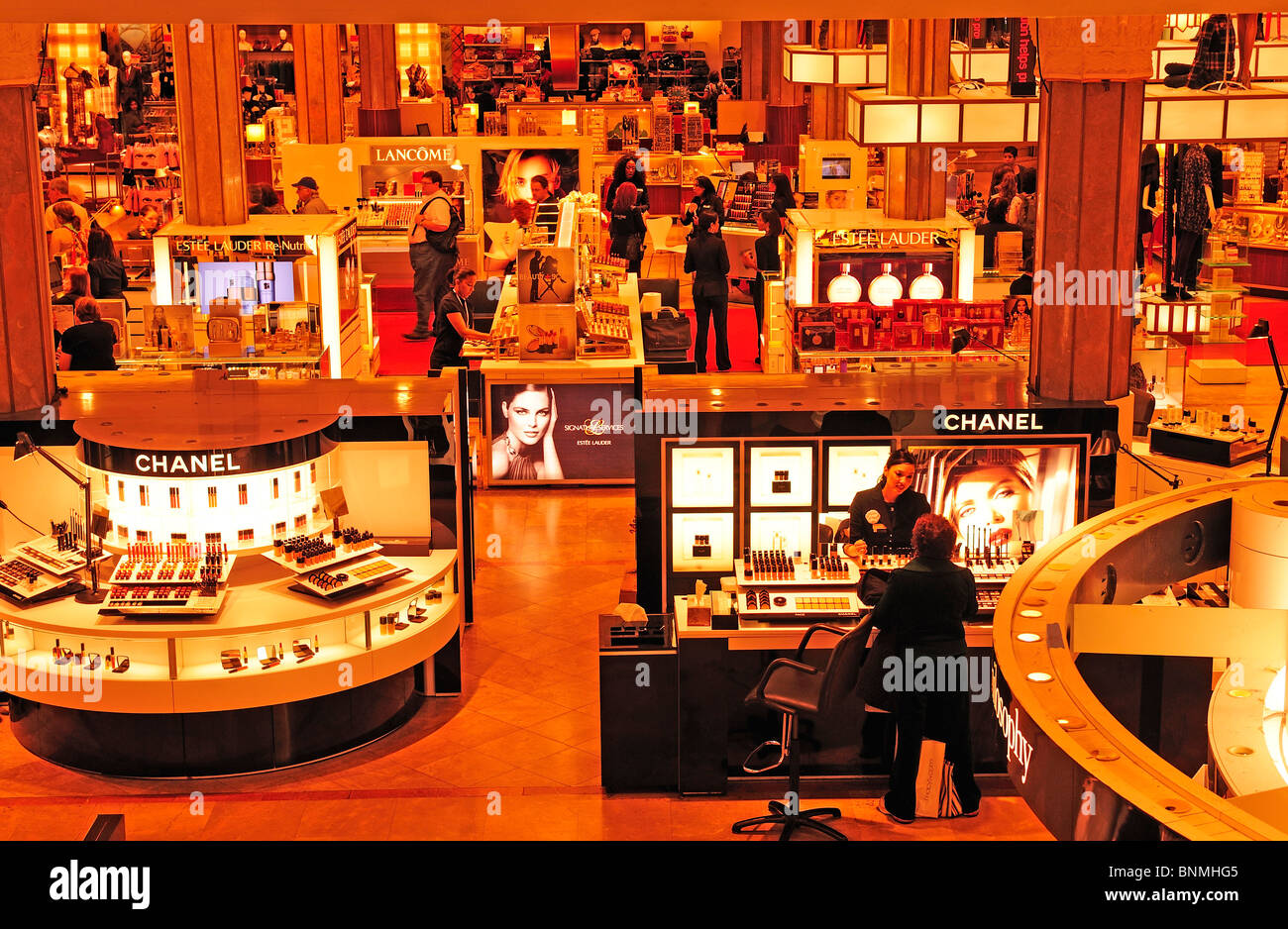 Piano principale grande magazzino Macy's 34th Street per lo shopping cosmetici profumo interni Midtown New York City Manhattan New York STATI UNITI D'AMERICA Foto Stock