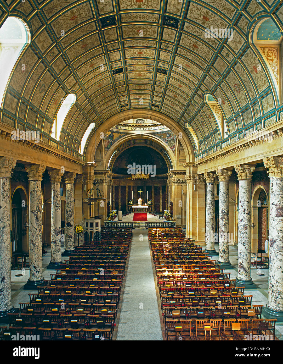 La navata centrale dell'Oratorio di St Philip Neri, Hagley Road, Birmingham, Regno Unito. Conosciuta anche come la Newman Memorial Church o l'oratorio di Birmingham Foto Stock