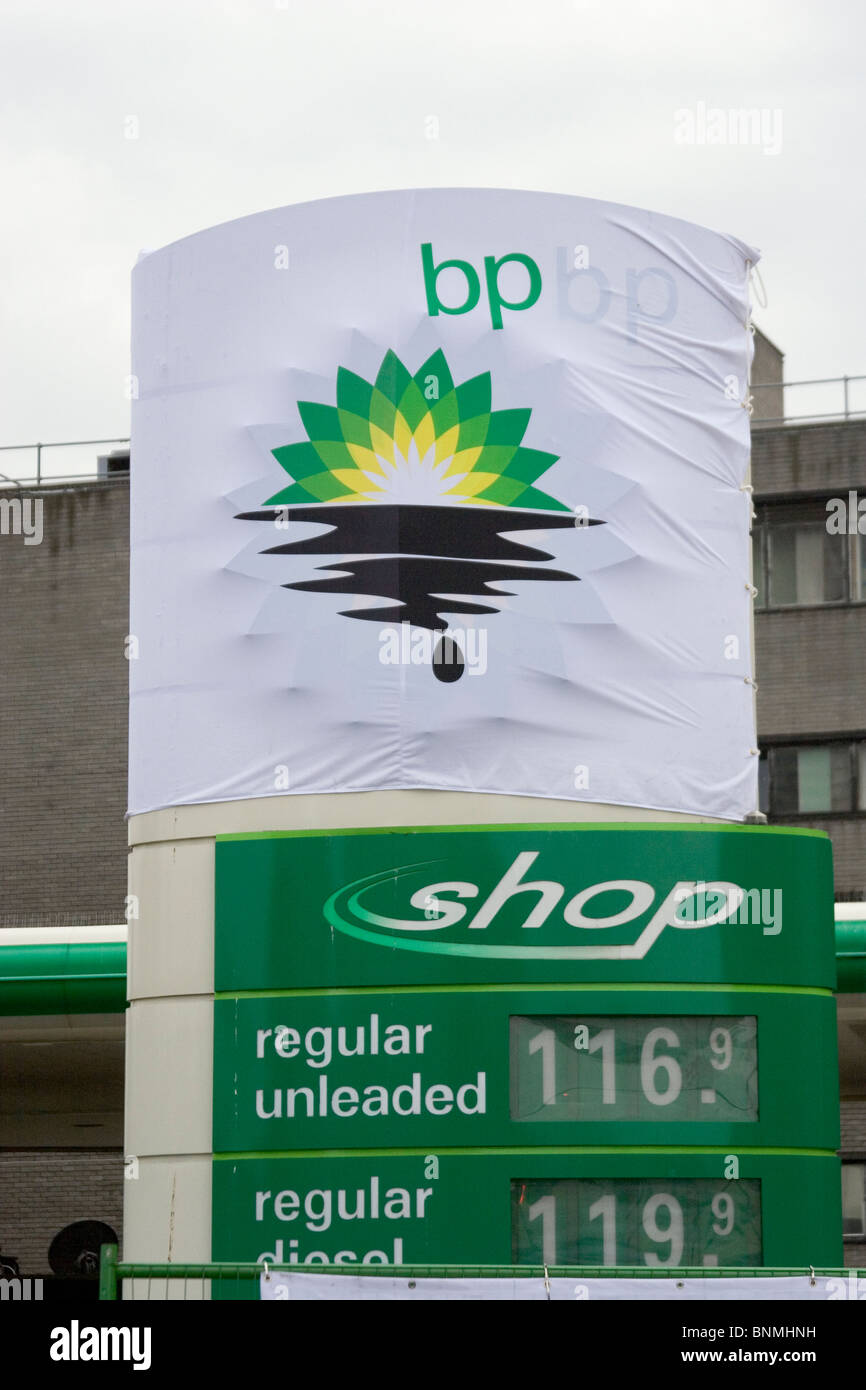 Stazione di benzina BP, ri-branded dagli attivisti di Greenpeace, Londra, Regno Unito. 27Luglio 2010 Foto Stock