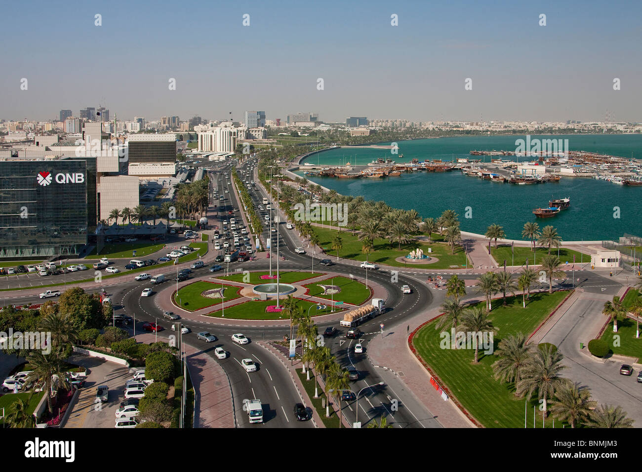 Il Qatar EMIRATI ARABI UNITI Emirati Arabi Uniti Doha il traffico della strada la filatura panoramica in alto la costruzione dell'edificio in viaggio luogo di interesse Foto Stock