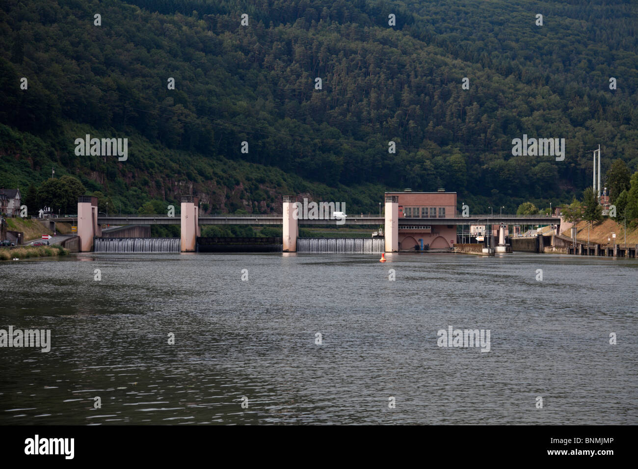 Un barrage con un gate di acqua Foto Stock