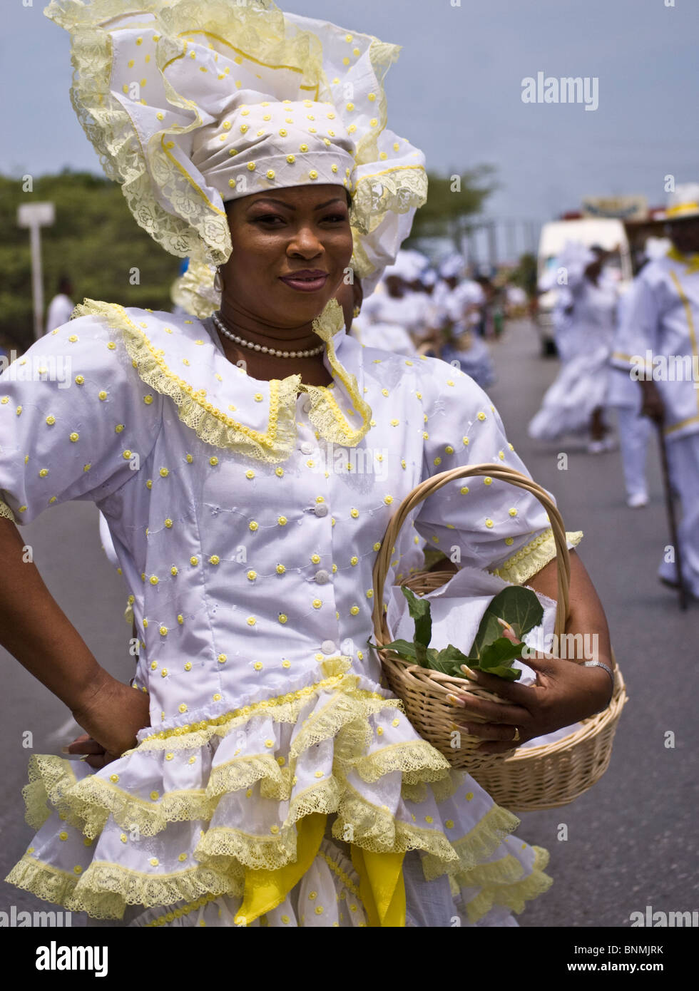 Attraente ragazza locale all'unica Seu Festival che si tiene ogni anno a Curacao, Antille olandesi, Caraibi Foto Stock