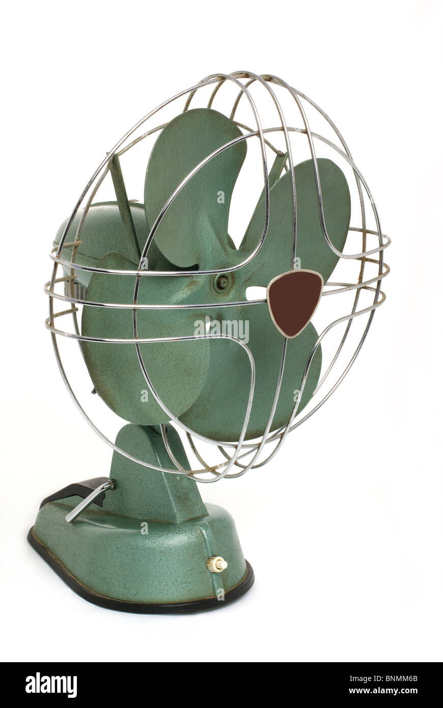 Vecchio Verde metalizzato ventilatore su sfondo bianco Foto Stock