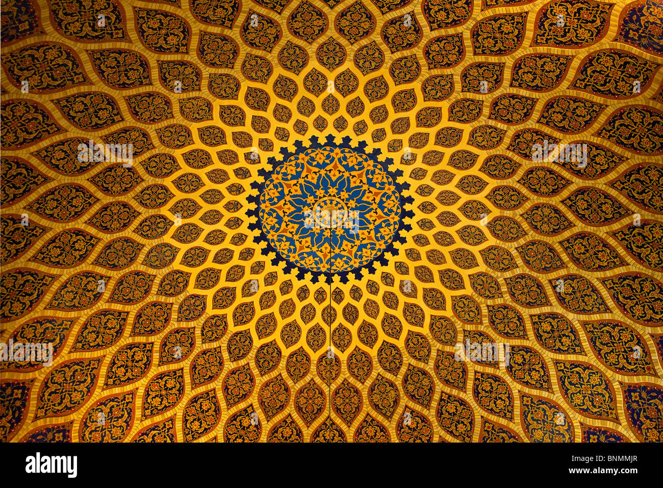 Dubai Emirati Arabi Uniti Medio Oriente EMIRATI ARABI UNITI Medio Oriente Ibn Batuta Persia Corte decorazione ornamento giallo Mall arte specialità Foto Stock