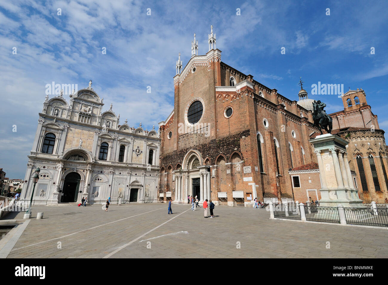 Venezia. L'Italia. Campo Santi Giovanni e Paolo Scuola Grande di San Marco (sinistra) la chiesa dei Santi Giovanni e Paolo (a destra). Foto Stock