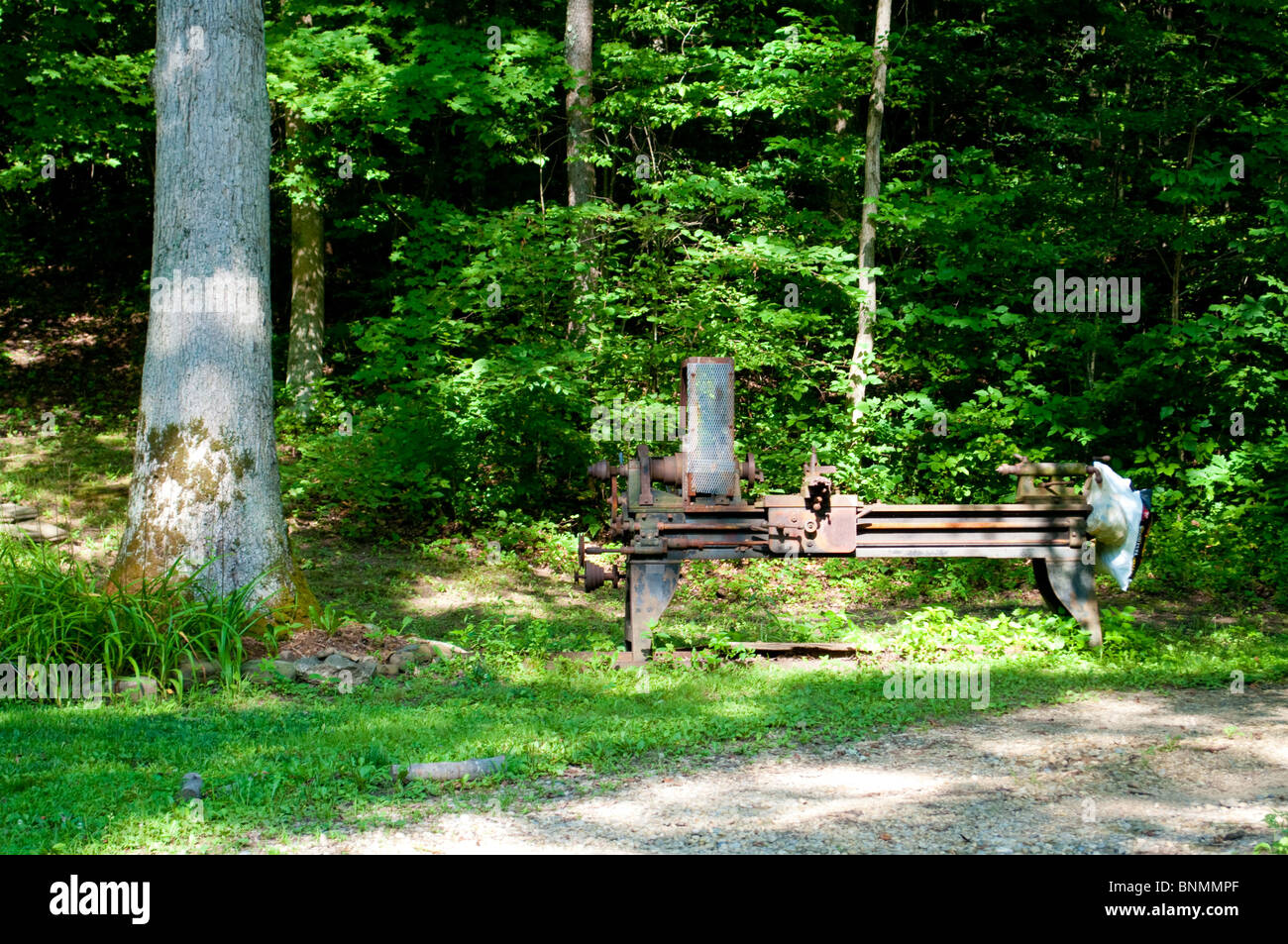 Un "antichi" tornio di metallo nel bosco lungo una strada di campagna. Foto Stock