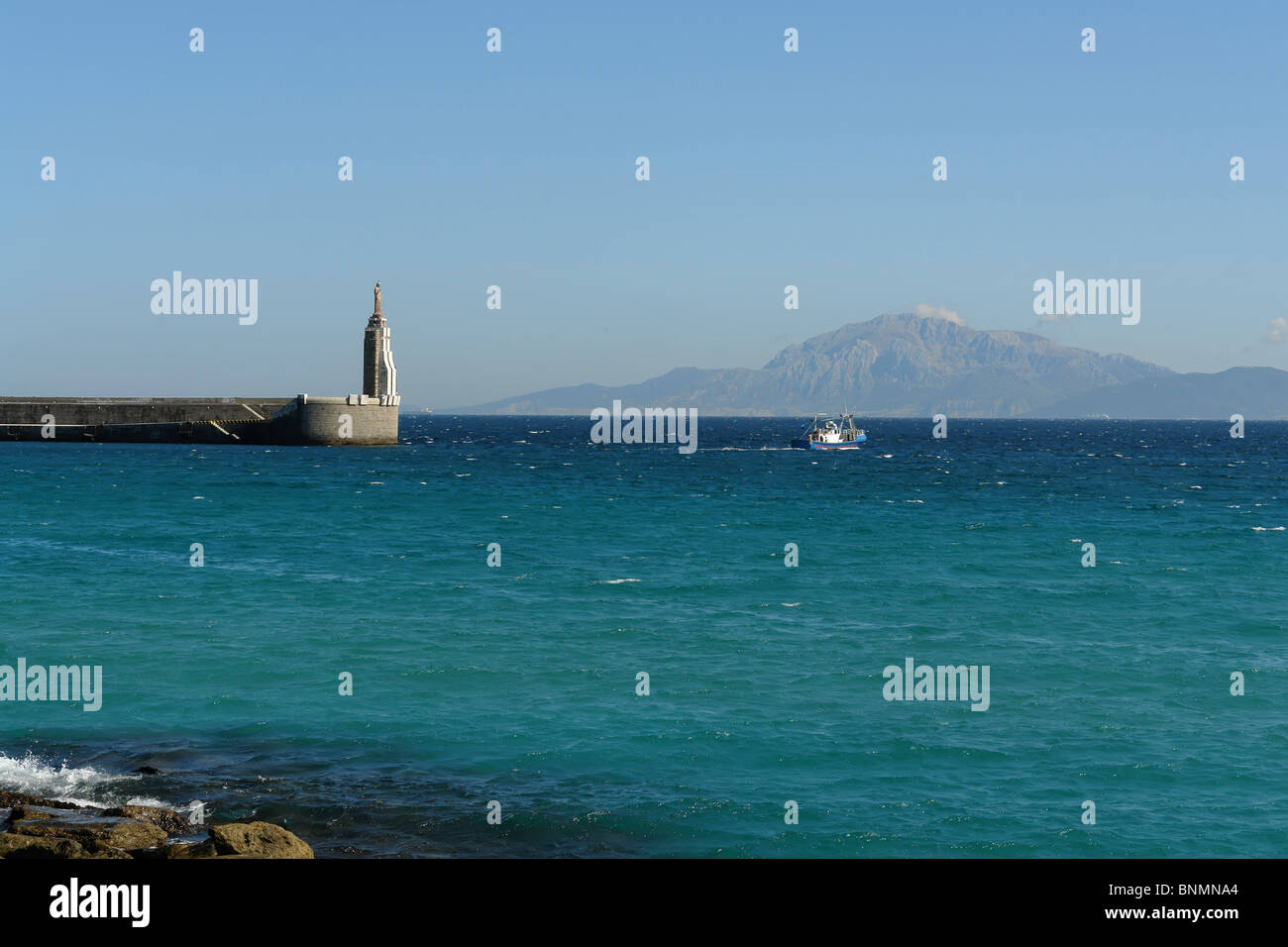 Spagna Andalusia Tarifa moli del porto di pesca di Tarifa montagne barca Barche porto veicoli mare navi nelle acque del mare del lago Foto Stock