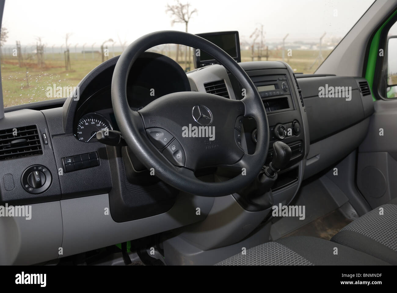 Mercedes-Benz Sprinter 260 CDI Van - verde - L3H2 - Tedesco MCV Van - interno, cruscotto, cockpit Foto Stock