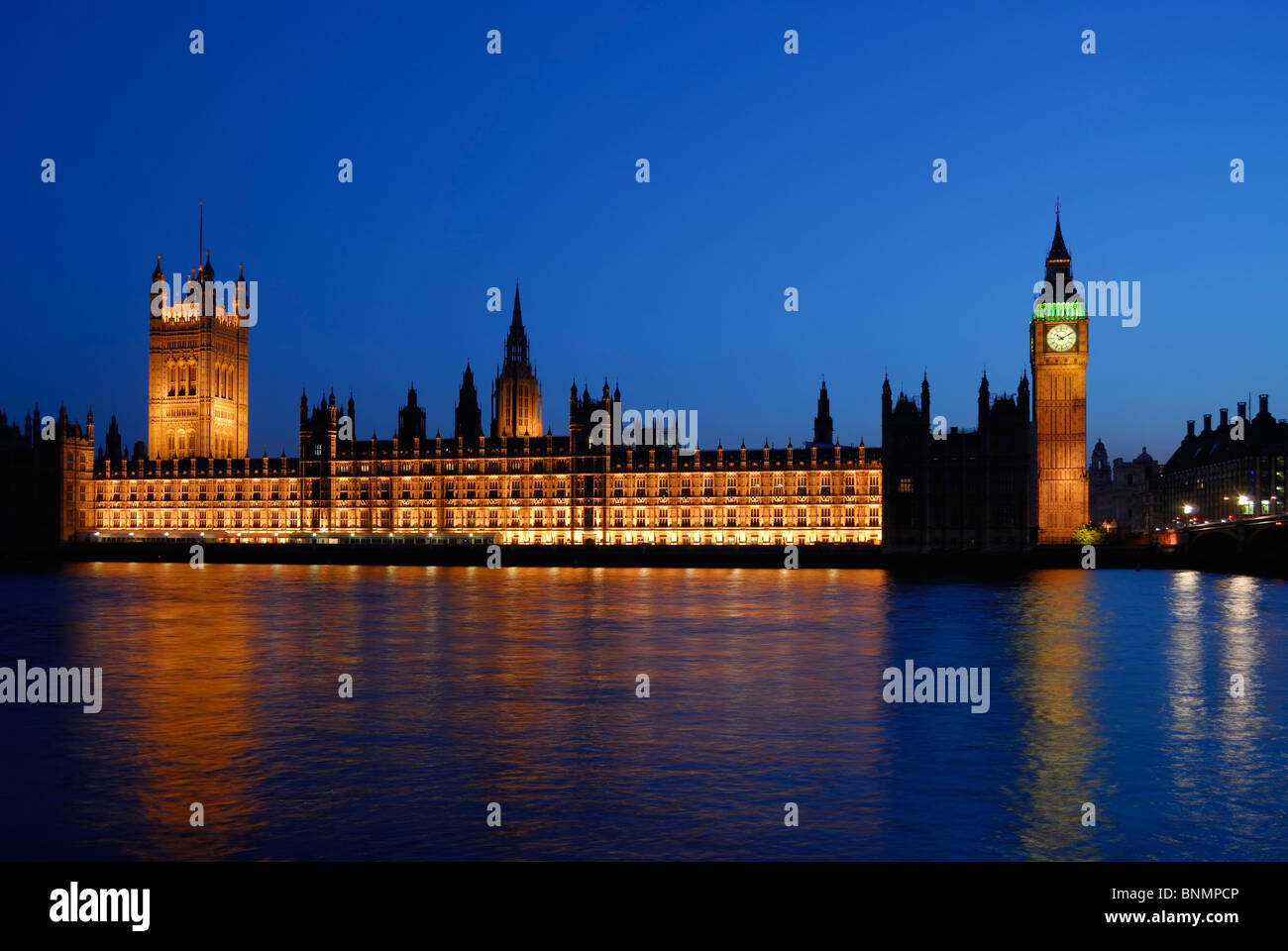 Palazzo di Westminster dal South Bank di Londra, Regno Unito, illuminate al tramonto Foto Stock