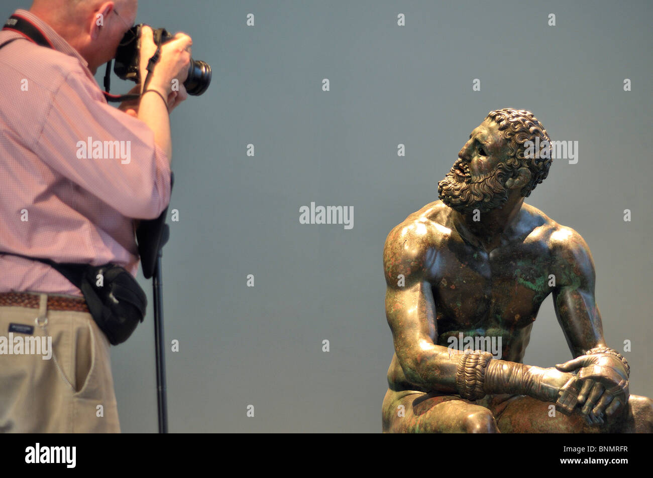 Roma. L'Italia. Museo Nazionale di Roma. Palazzo Massimo alle Terme. Boxer in riposo greco scultura in bronzo. (I C BC). Foto Stock