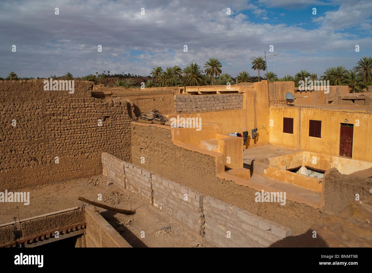 Tetti, fango tradizionali edifici in mattoni, Figuig, provincia di Figuig, della Regione Orientale, Marocco. Foto Stock