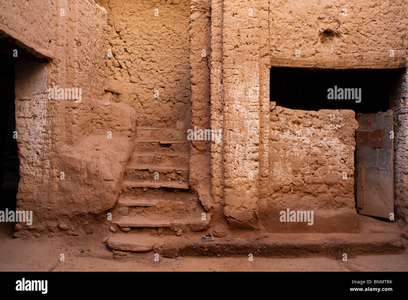 Patio, fango tradizionale edificio di mattoni, Figuig, provincia di Figuig, della Regione Orientale, Marocco. Foto Stock