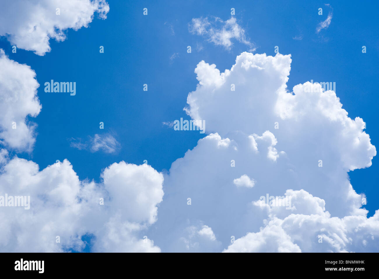 Cielo blu e nuvole bianche Foto Stock