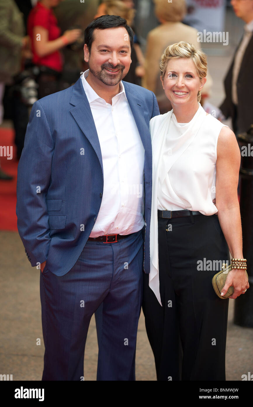 James Mangold e sua moglie frequentare la London UK film Premiere di "cavaliere e giorno all' Odeon Leicester Square sulla luglio 22nd, 2010 HO Foto Stock