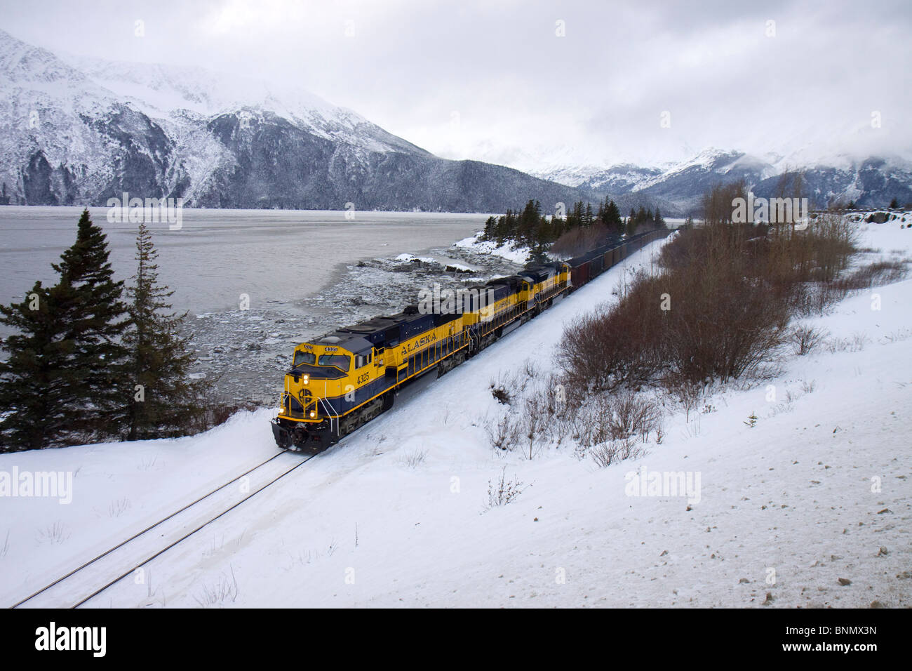 Alaska Railroad treno proveniente intorno a una curva a Bird punto accanto a Seward highway e Turnagain Arm, Alaska Foto Stock