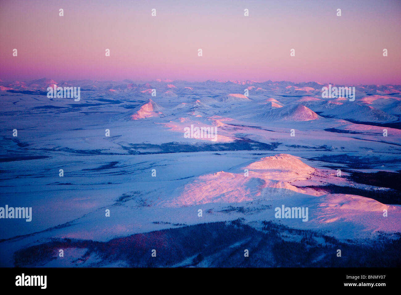 Vista aerea del Noatak River Valley e il Baird montagne appena prima del tramonto durante l'inverno, Arctic Alaska Foto Stock