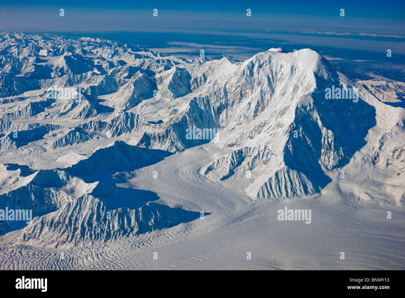 Vista aerea della cima del monte Foraker e l'Alaska Range come visto da ovest durante l'inverno, Alaska Foto Stock