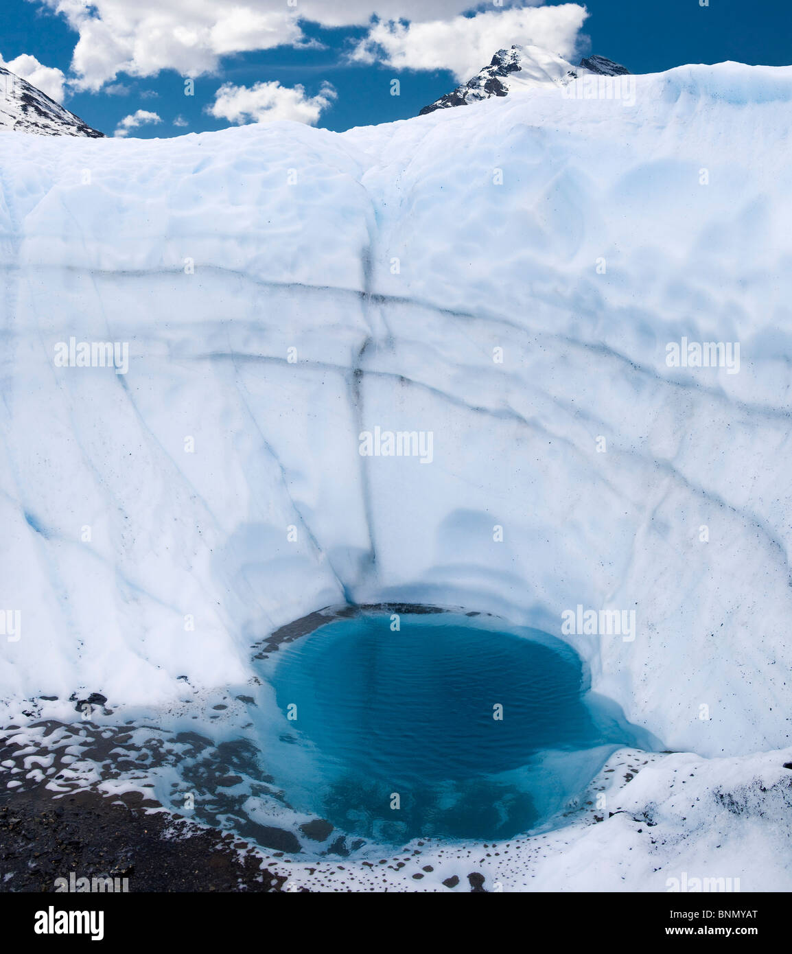 Un riempito di acqua moulin sul ghiacciaio Matanuska Alaska Foto Stock