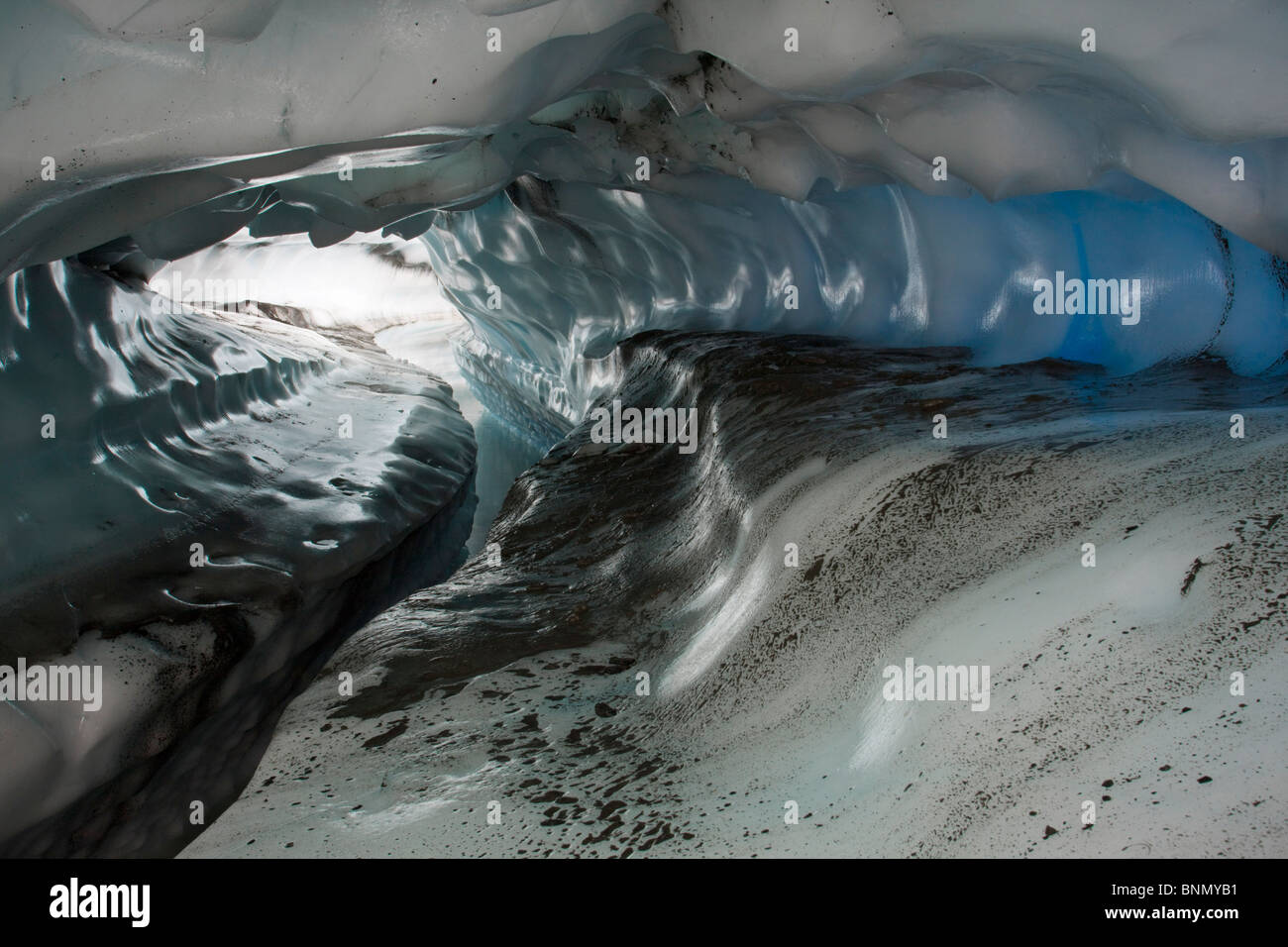 Taglio del flusso di tunnel e smerlata pareti formate da vento sul ghiacciaio Matanuska in primavera, Alaska Foto Stock