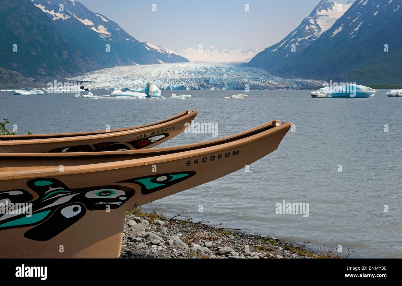 Le repliche moderne di due Tlingit guerra canoe di fronte al lago formato dal ghiacciaio Spencer, Chugach National Forest, Alaska Foto Stock