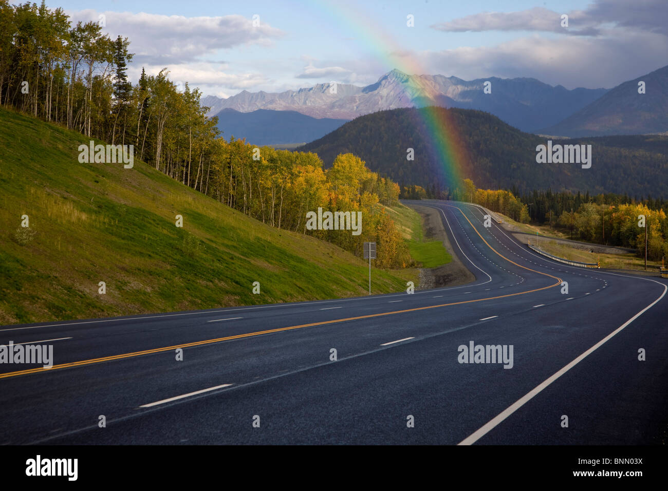 Rainbow su Glenn autostrada nella valle Matanuska durante l'autunno in Alaska Foto Stock