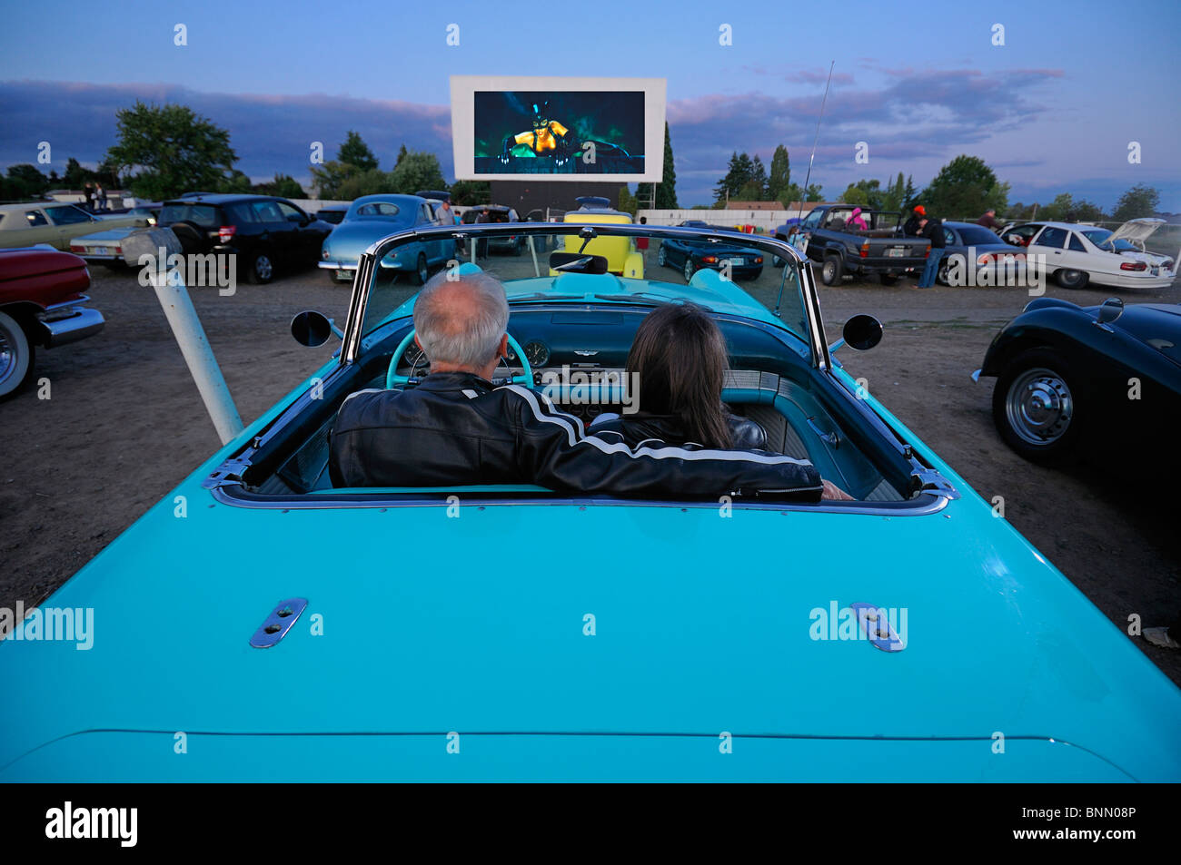 Uomo donna giovane con Classic car car 1955 T-Bird motore unità Vu in Dallas Oregon USA Foto Stock