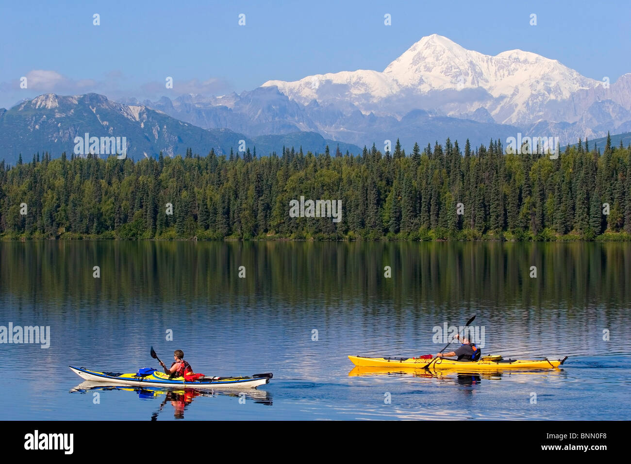 Coppia di kayakers Byers sul lago con Denali in background Estate Alaska Foto Stock