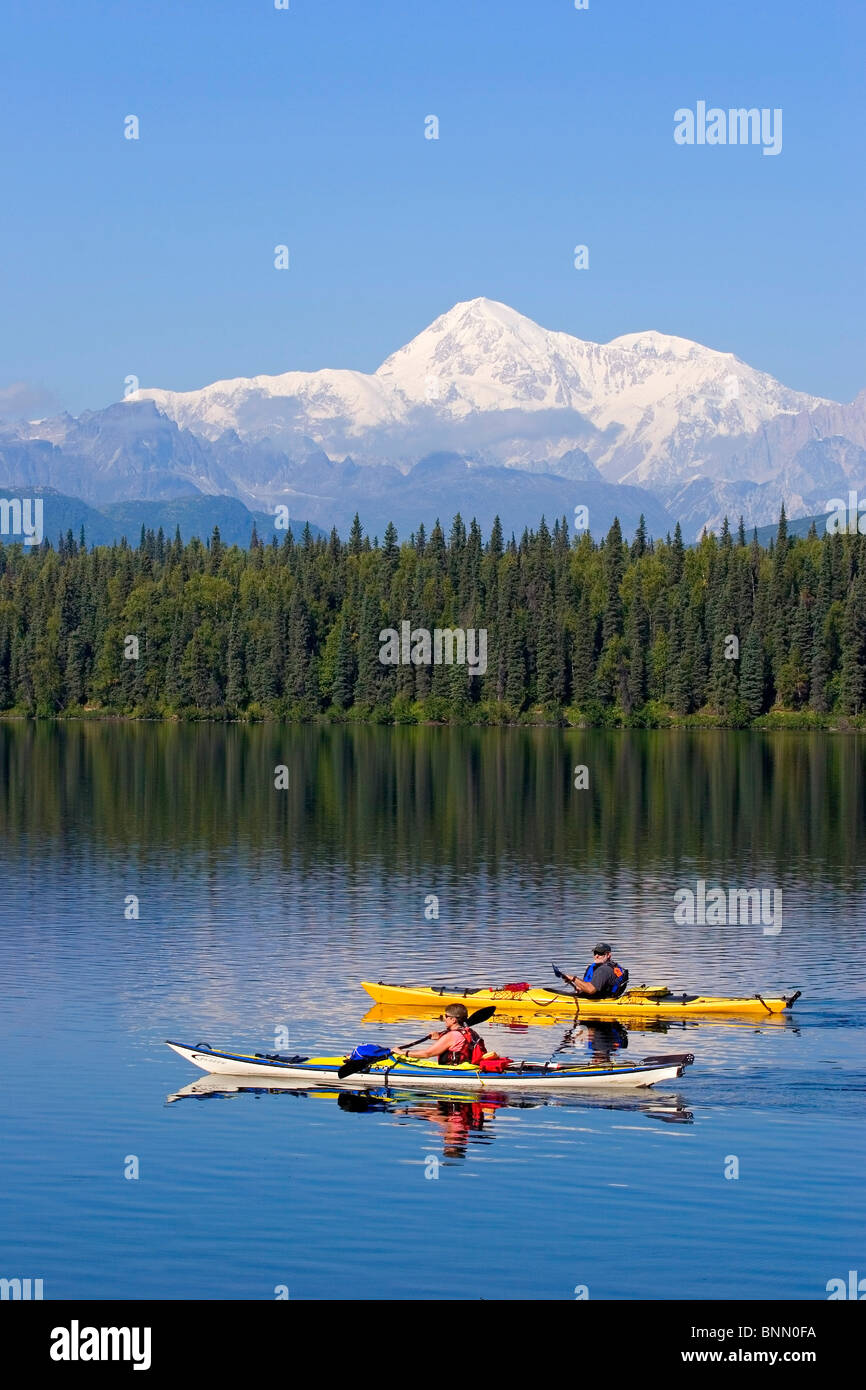 Coppia di kayakers Byers sul lago con Denali in background Estate Alaska Foto Stock