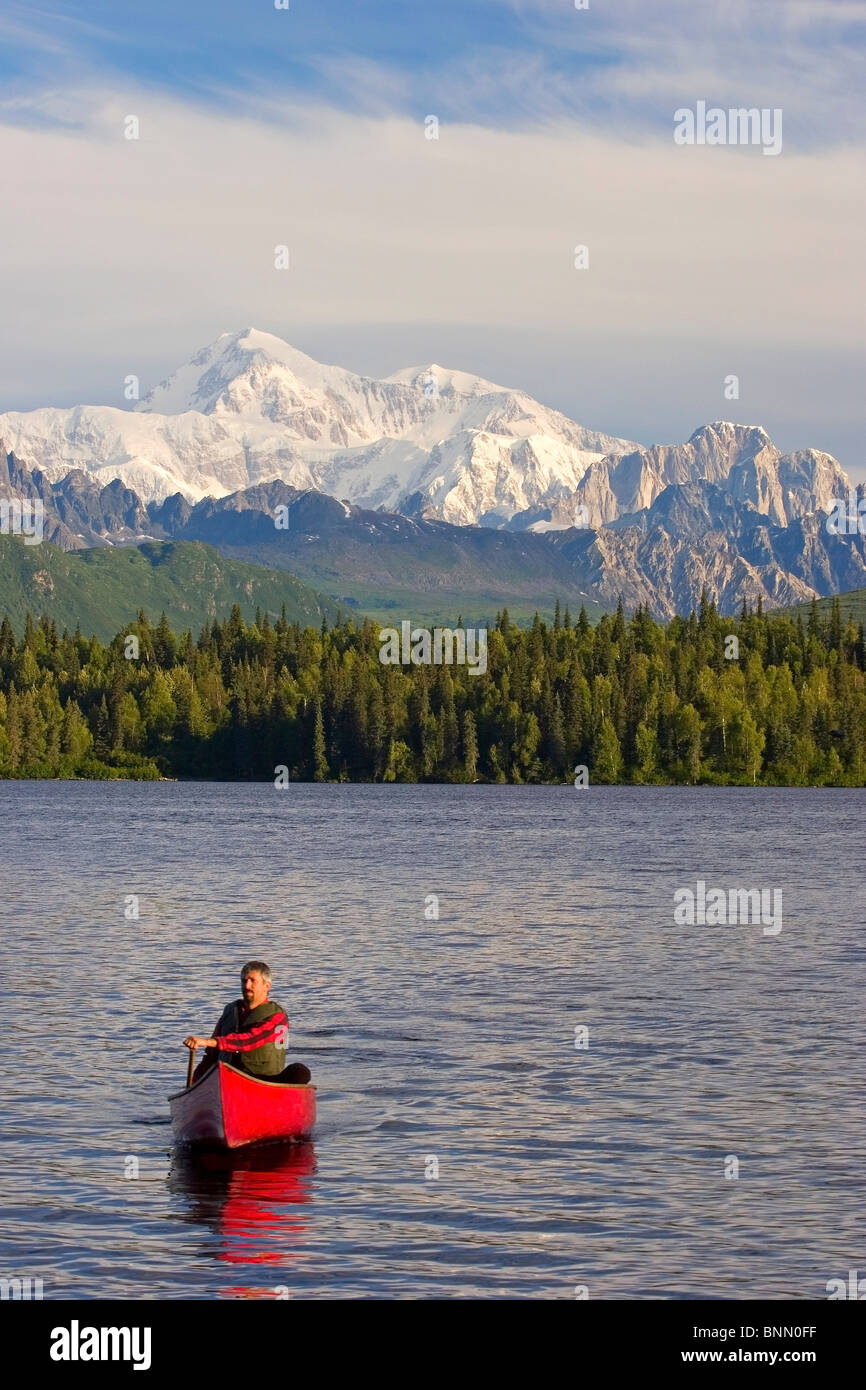 Uomo in canoa sul lago Byers con Denali in background Alaska estate Foto Stock
