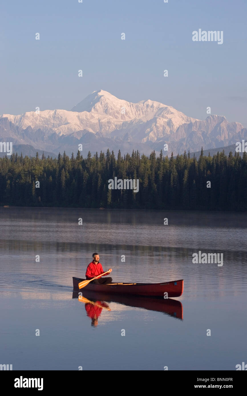 Uomo in canoa sul lago Byers con Denali in background Alaska estate Foto Stock