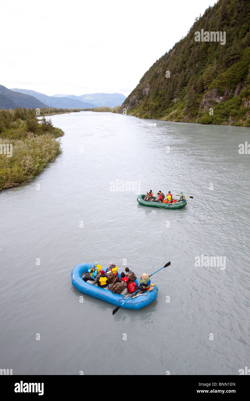 Rafters flottazione verso il basso Portage Creek durante l estate in Alaska Foto Stock
