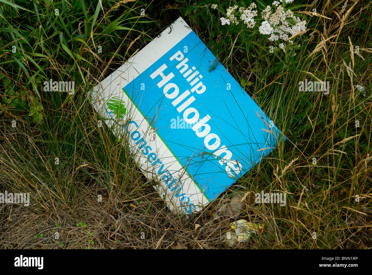 Un scartato Partito Conservatore cartellone elettorale a Rothwell, Northamptonshire, Regno Unito, 2010. Foto Stock