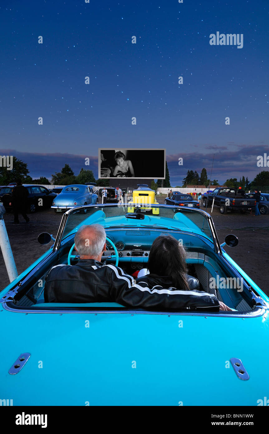Donna Uomo giovane classic car 1955 T-Bird motore unità Vu in Dallas Oregon USA cinema notte Parcheggio stelle Foto Stock