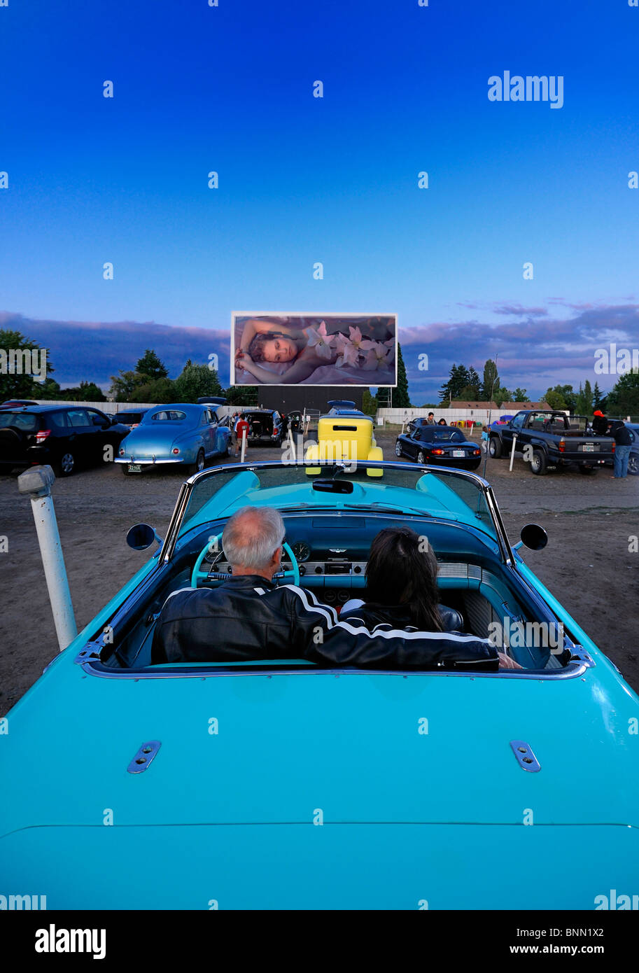 Donna Uomo giovane classic car 1955 T-Bird motore unità Vu in Dallas Oregon USA il parcheggio del cinema Foto Stock