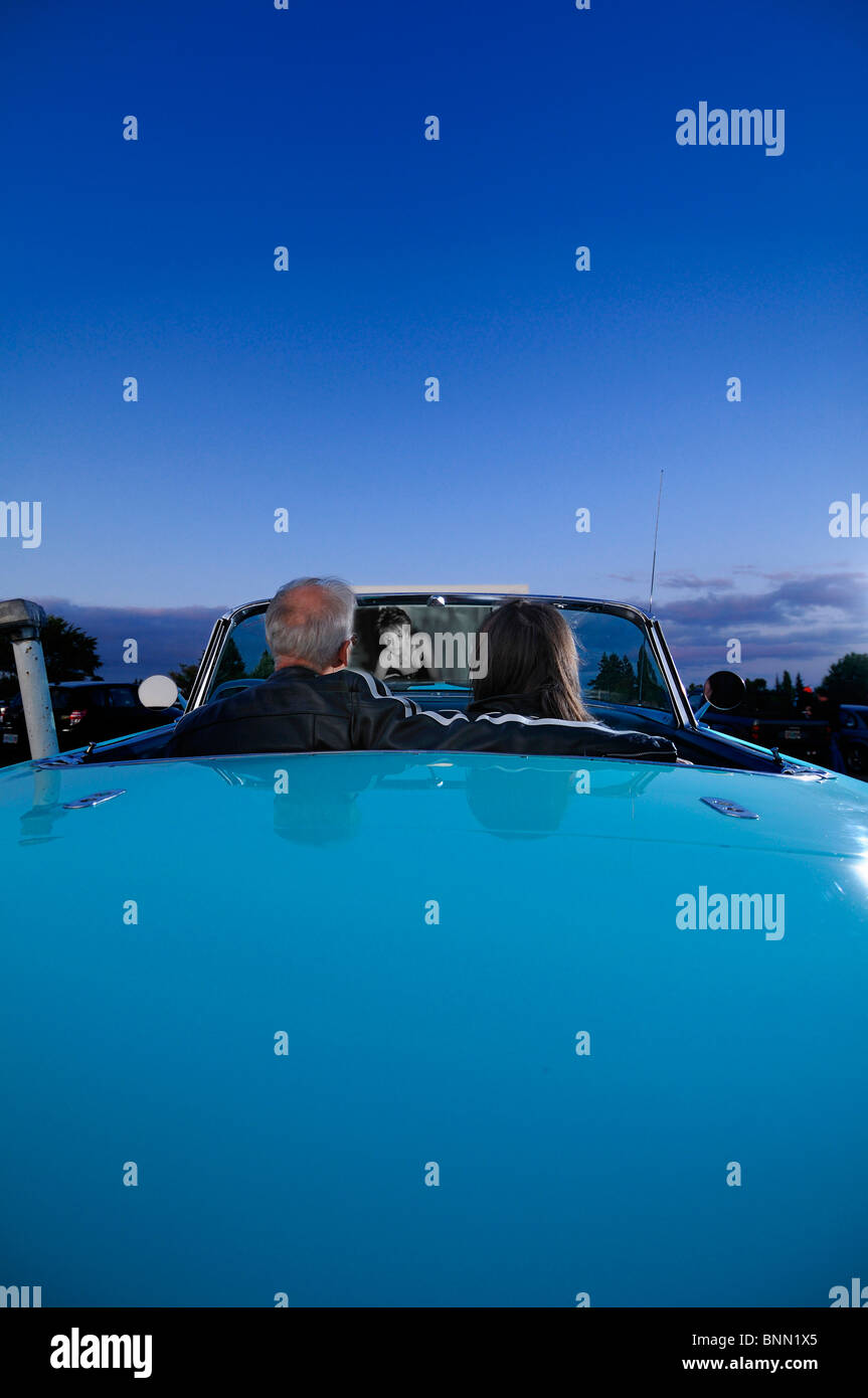 Donna Uomo giovane classic car 1955 T-Bird motore unità Vu in Dallas Oregon USA cinema parcheggio, Foto Stock