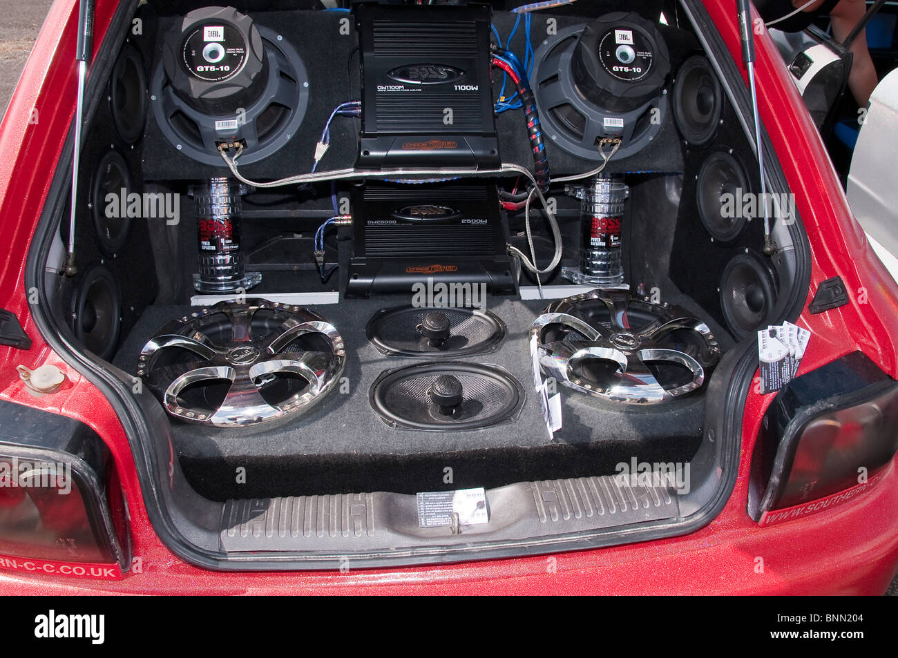 Auto con un enorme impianto stereo nel bagagliaio Foto stock - Alamy