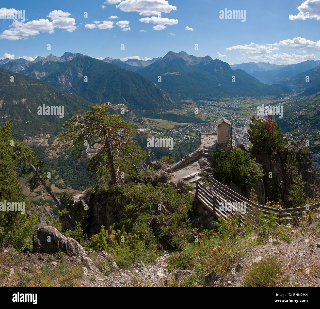 Croix de Toulouse Briançon Hautes-Alpes Francia Estate Paesaggio Montagne Colline orizzontale Francia Foto Stock