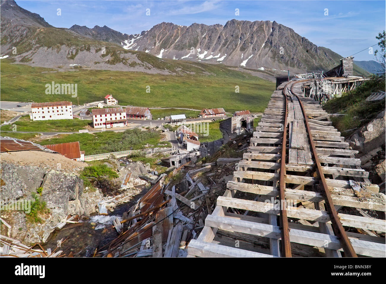 Il minerale di vecchi brani auto su un traliccio di legno che si affaccia sulla miniera Indendence State Historical Park, Hatcher Pass, Alaska Foto Stock