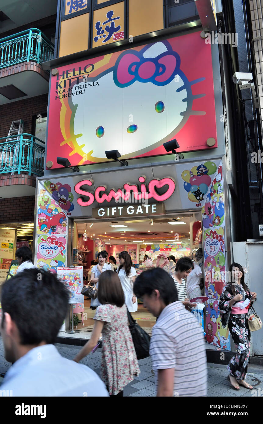 Ingresso di Sanrio "Hello Kitty' giftstore e ragazza giapponese in kimono passando (Tokyo, Giappone) Foto Stock