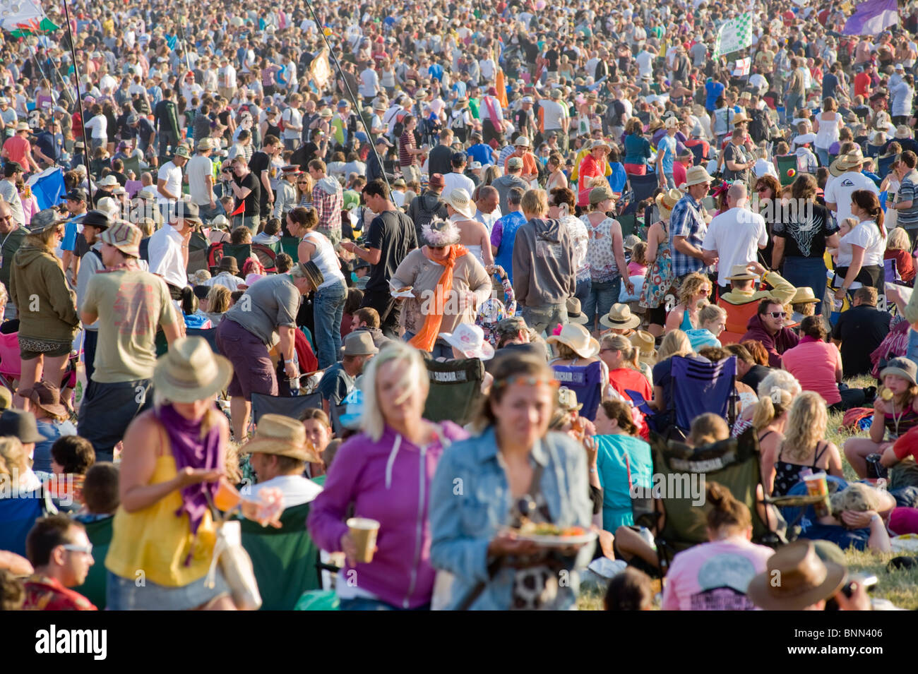 Una folla di persone presso il festival di Glastonbury, Somerset, Inghilterra. Foto Stock