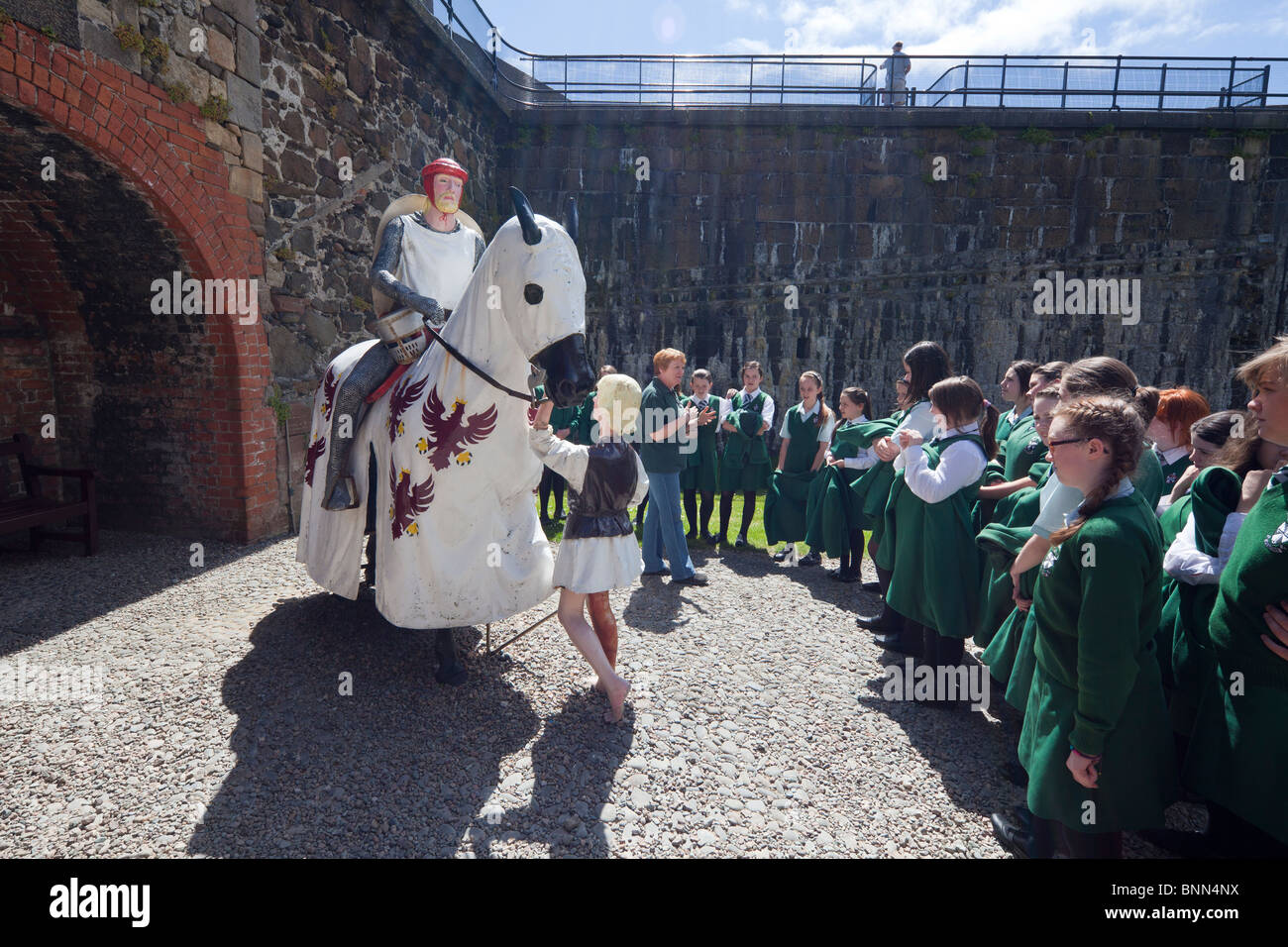 Studentesse in visita di istruzione al Castello di Carrickfergus, Irlanda del Nord, Regno Unito Foto Stock