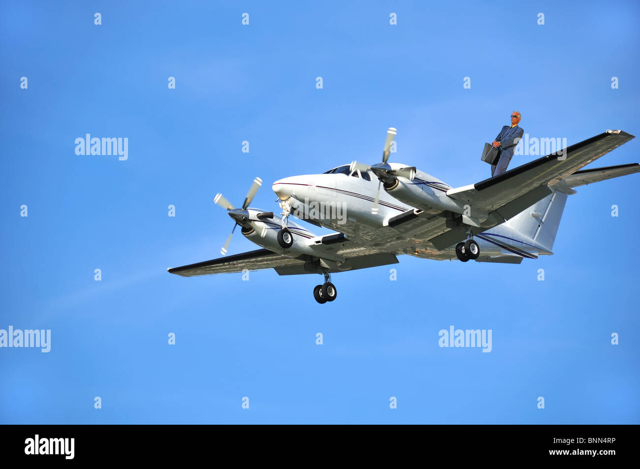 Piano le ali di un aeroplano in volo volo biposto elica prestazioni retractible pilota le ruote del carro di atterraggio dei freni Foto Stock