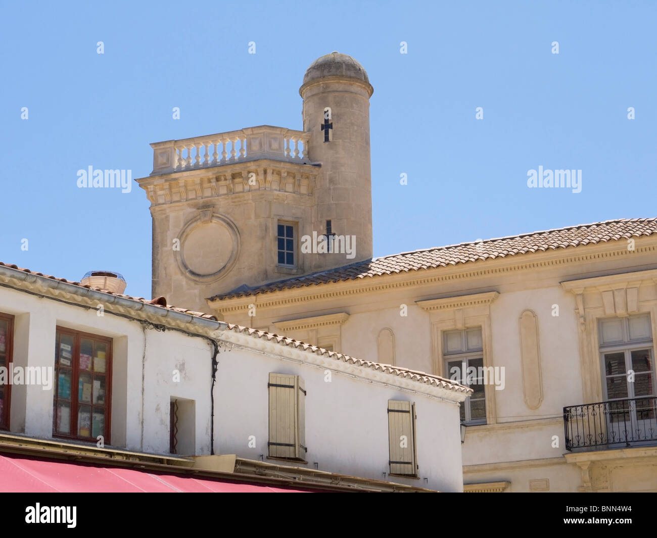 La chiesa e i tetti a Saintes Maries de la Mer, Camargue, il sud della Francia. Foto Stock