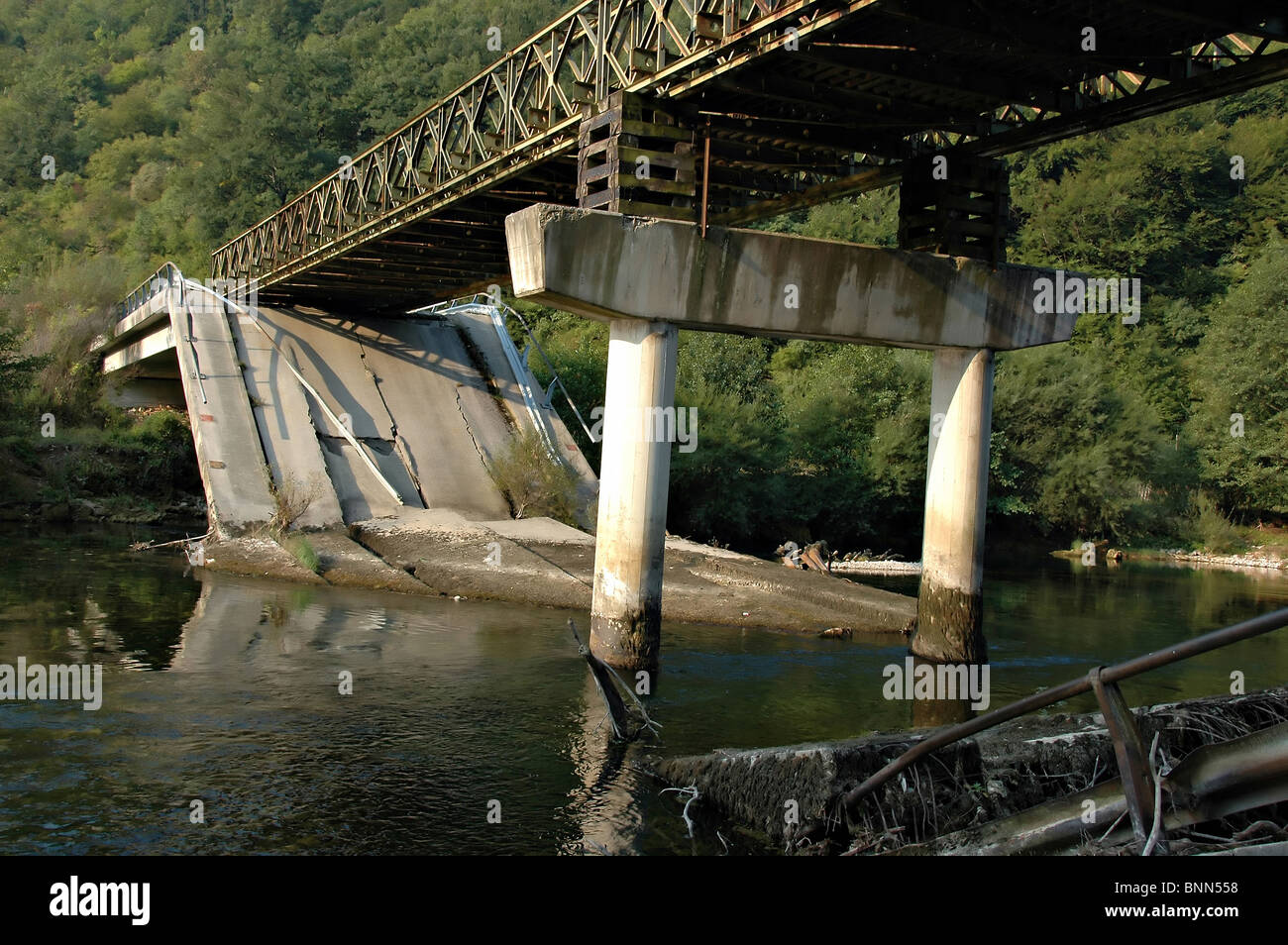 La guerra in Bosnia balcani guerra civile invasione serbia bosniaks serbi croati croazia scontri invadono la brutalità di crimini di guerra distruggere Foto Stock